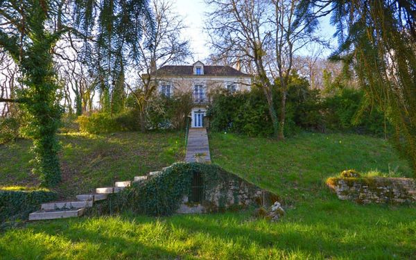 Herrschaftliches Anwesen mit riesigem Park-Grundstück in der Dordogne für 289.225€