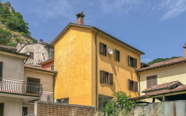 Authentisches Stadthaus mit Balkon im Latium für 23.000€