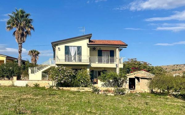 Renovierte Villa mit Meerblick & Olivenhain auf Sizilien für 195.000€