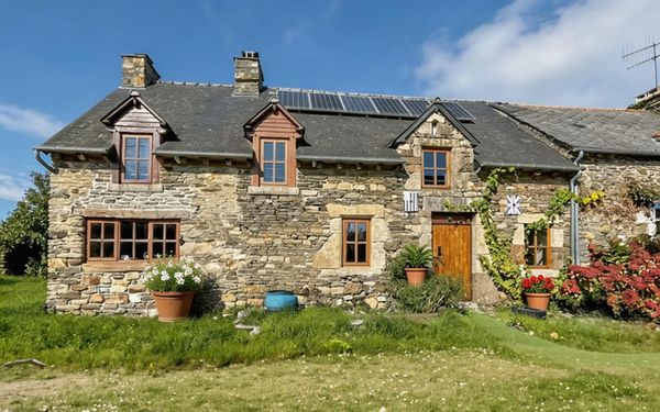 Autarkes Natursteinhaus mit Solaranlage und Holzofen in der Bretagne für 67.000€