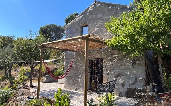 Autarkes Natursteinhaus mit eigenem Bachlauf in Zentralportugal für 68.000€