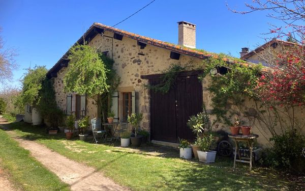 Bruchsteinhaus mit Dachterrasse und Flussgrundstück im Poitou-Charentes für 76.750€