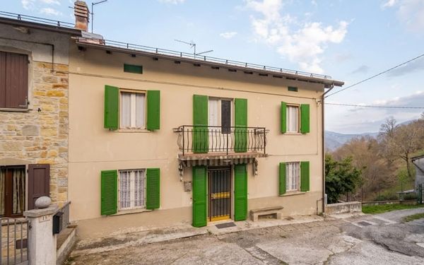Dorfhaus mit uriger Taverne bei Parma für 25.000€