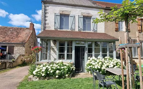 Frisch renoviertes Dorfhaus mit Wintergarten & Weinkeller im Burgund für 170.000€