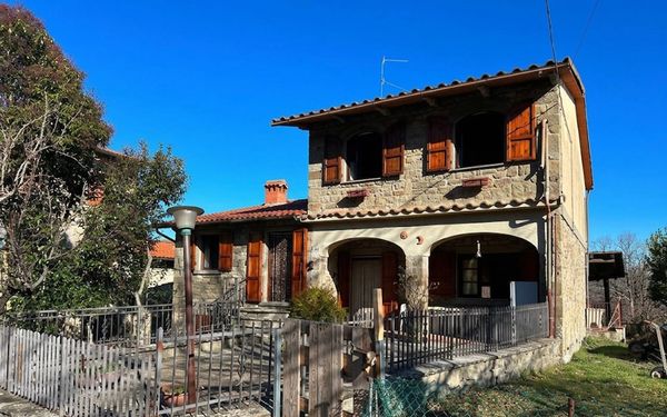 Naturstein-Landhaus mit idyllischer Panorama-Terrasse in der Toskana für 115.000€
