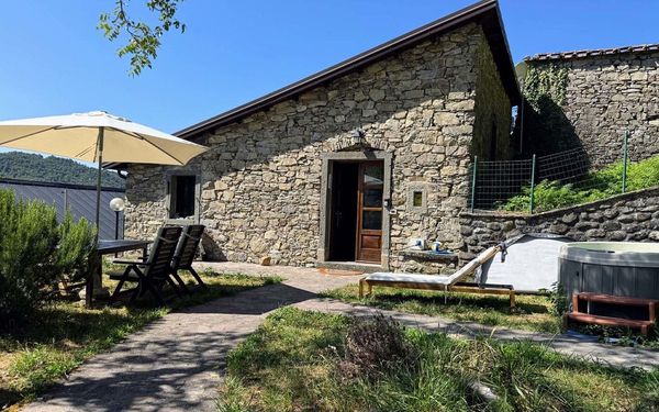 Restauriertes Steinhaus mit Outdoor-Jacuzzi in der Toskana für 115.000€