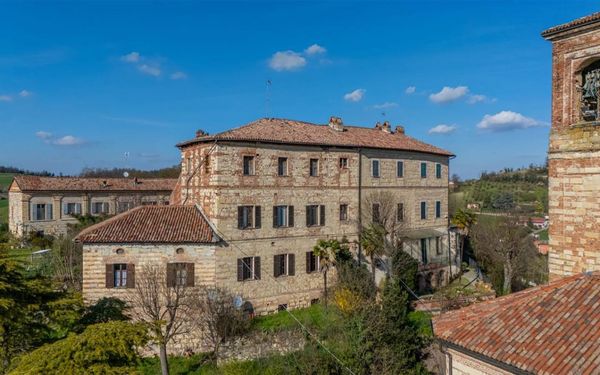 Schlossteil mit originalen Fresken im Piemont für 145.000€