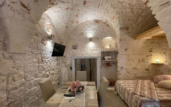 Renoviertes Stadthäuschen mit historischen Natursteinbögen in Apulien für 55.000€