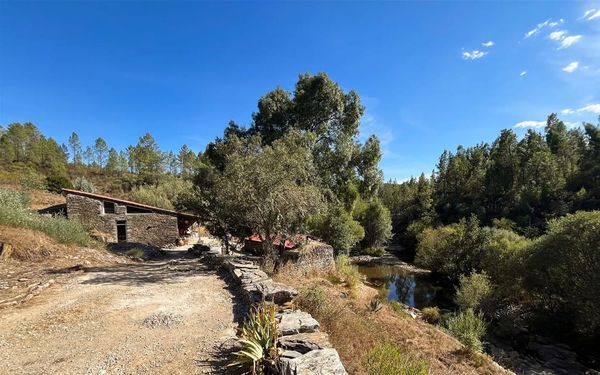 Autarke Naturstein-Quinta mit eigenem Flussufer in Zentralportugal für 159.000€