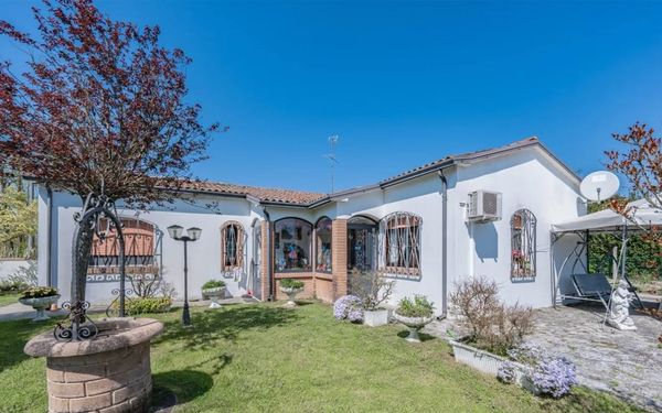 Freistehendes Haus mit großem Garten und Garage in der Emilia-Romagna für 130.000€
