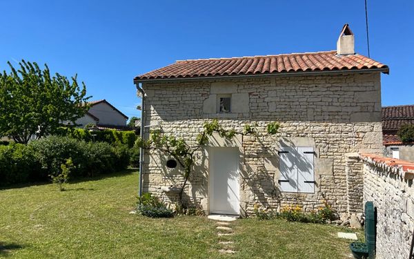Natursteinhäuschen mit idyllischem Garten in der Charente für 44.000€