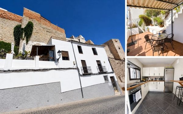 Stadthaus an der Burgmauer mit Panoramaterrassen in Andalusien für 89.000€