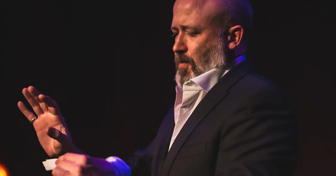 Silent Manipulators in Conversation: Wonderfully Incorrect