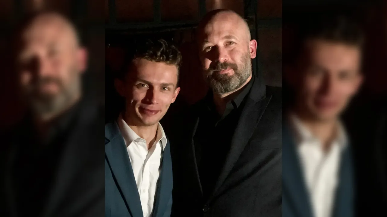 Silent Manipulators in Conversation: Simplicity in Color