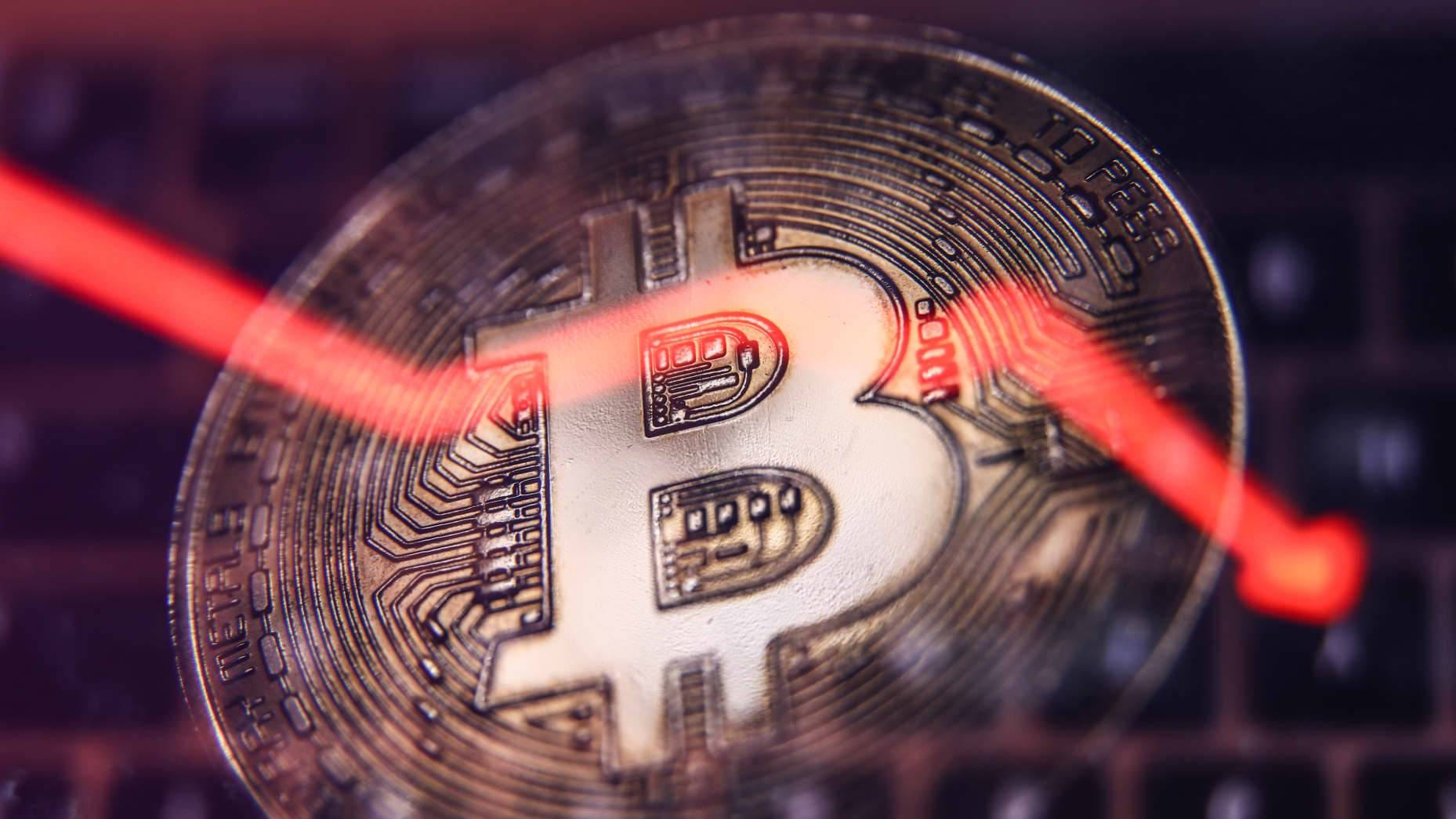 Bitcoin Drops Sharply to $112,000, Signs of Bull Cycle "Exhaustion"