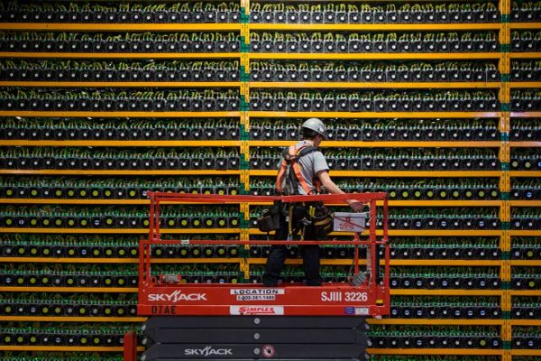 "Chúng tôi ngồi trong bóng tối, để máy đào Bitcoin tiếp tục chạy" – Bóng đen đào Bitcoin phía sau khủng hoảng điện năng tại Iran