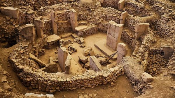 Göbeklitepe'nin İnşa Sırları: Taş Devri Mühendisliğinin İmkansız Başarısı ve İş Gücü Yönetimi