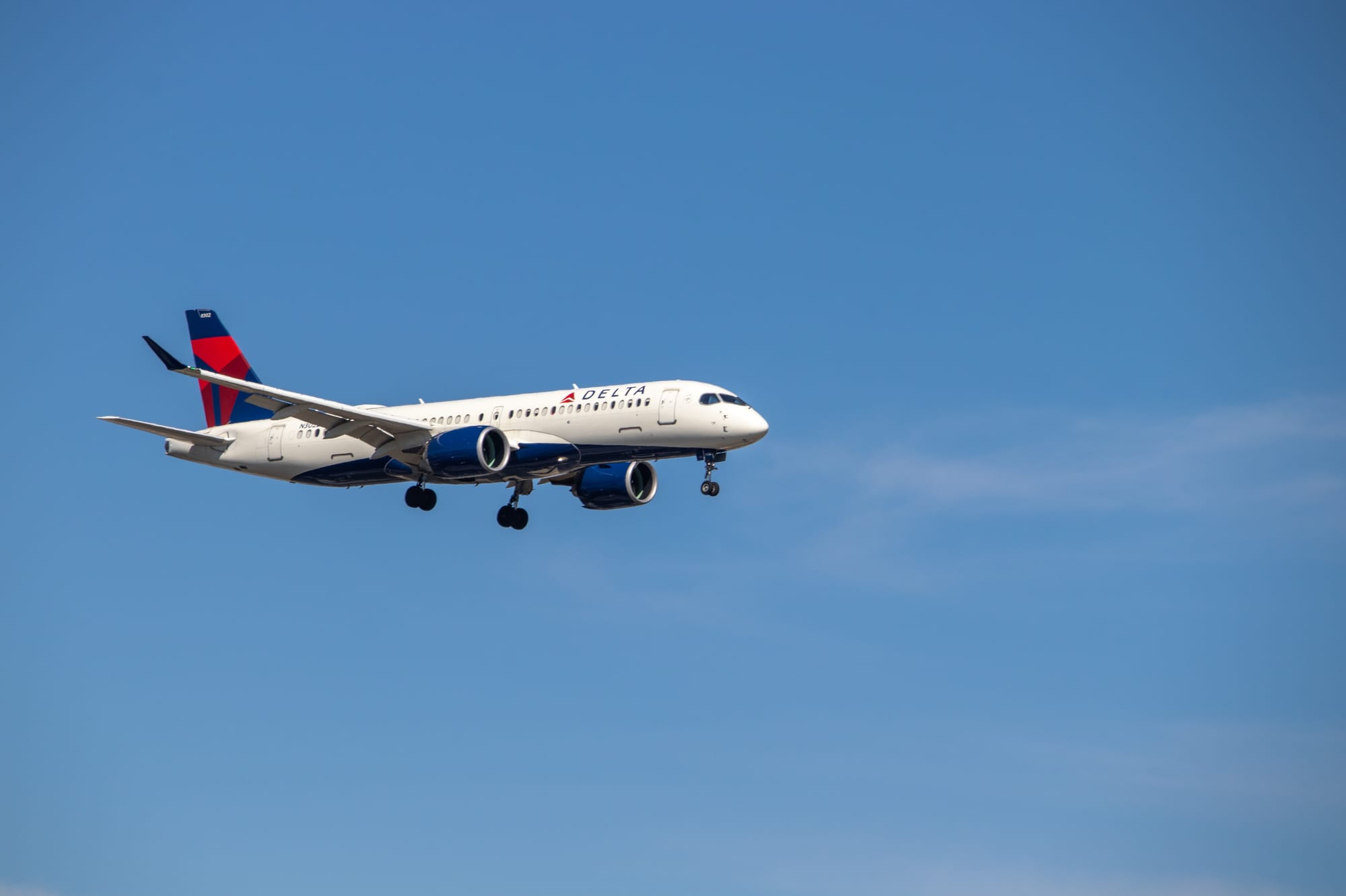 Delta Employee Stands Firm Amid Controversy, Earning Praise for Professionalism