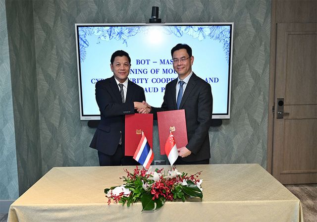 Bank of Thailand and Monetary Authority of Singapore representatives at the cybersecurity cooperation signing.