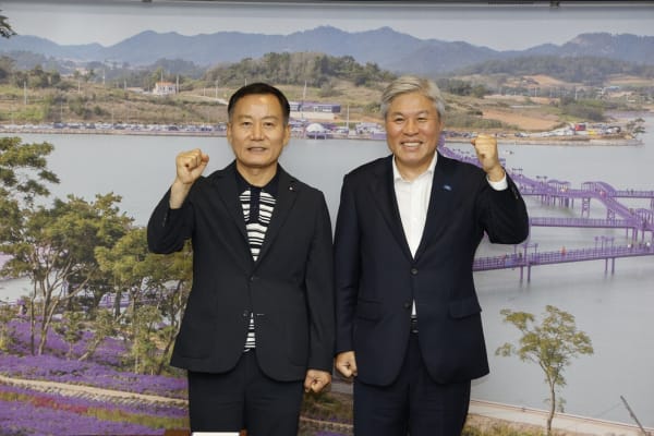 Kim Tae-sung, Sinan County Governor (left), and Congressman Seo Wang-jin are taking a commemorative photo after discussing institutional improvements and policy support measures for offshore wind power projects in the Sinan area on the 18th.
