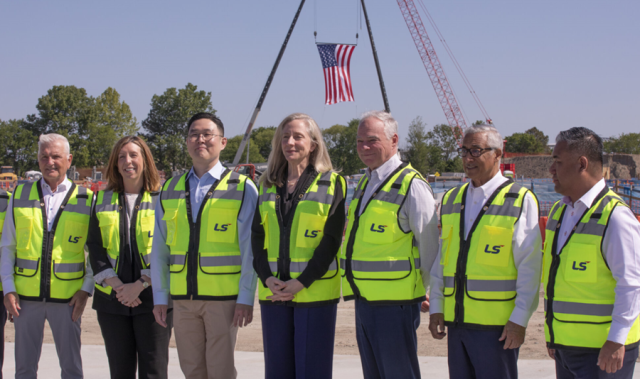 Gu Bon-gyu, LS Cable & System president, and Abigail Spanberger, governor of Virginia, are inspecting the LS Green Link construction site.