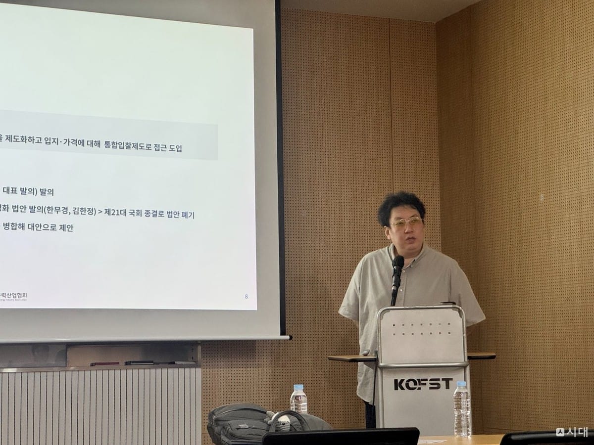 Choi Deok-hwan, director of the Korea Wind Industry Association, gives a speech at the "2026 Media Wind Power Up" event held at the Science and Technology Hall in Gangnam-gu, Seoul on the 3rd.