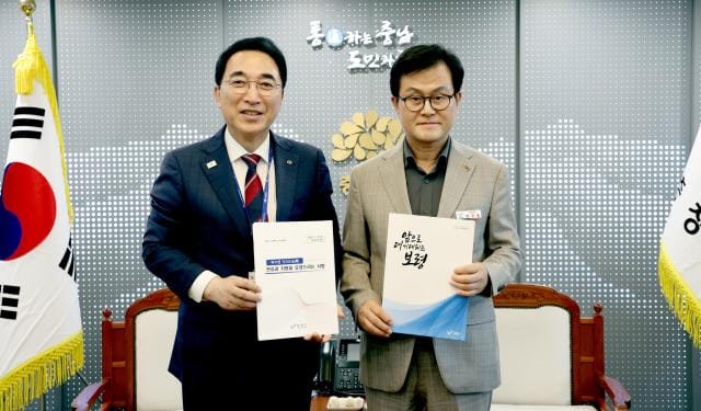 Boryeong Mayor Eom Seung-yong requests support from South Chungcheong Governor Park Su-hyun on major issues including energy transition and attracting a consolidated headquarters of a power company on the 15th.