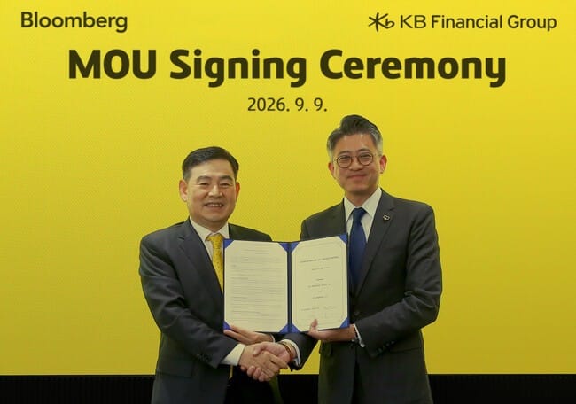 Kim Sung-hyun, head of KB Financial Group's CIB Market Division, and Bing Li, chairman of Bloomberg Asia-Pacific, pose for a commemorative photo at a business agreement ceremony for strategic cooperation expansion between KB Financial and Bloomberg held at KB Kookmin Bank's new building in Yeouido, Seoul on the 9th.