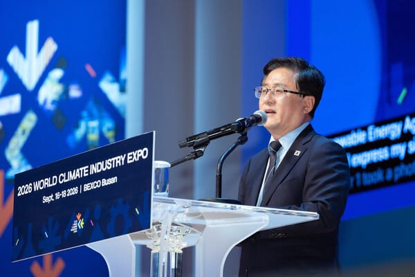 Minister Kim Sung-hwan of MCEE delivers a welcoming speech at the opening ceremony.