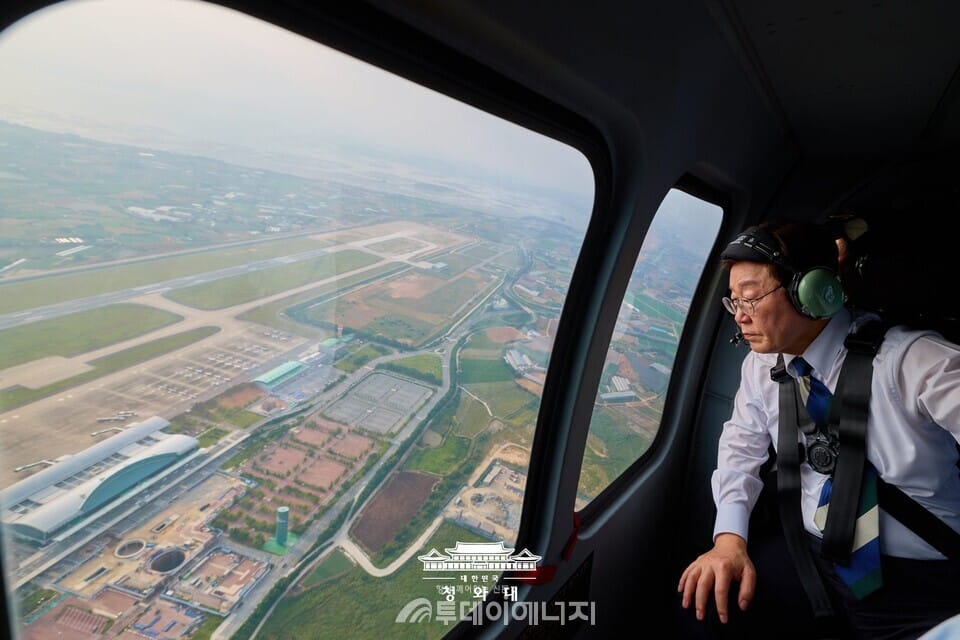 President Lee Jae-myung is conducting an aerial inspection of candidate sites for southwestern maritime wind power and semiconductor industrial complexes.