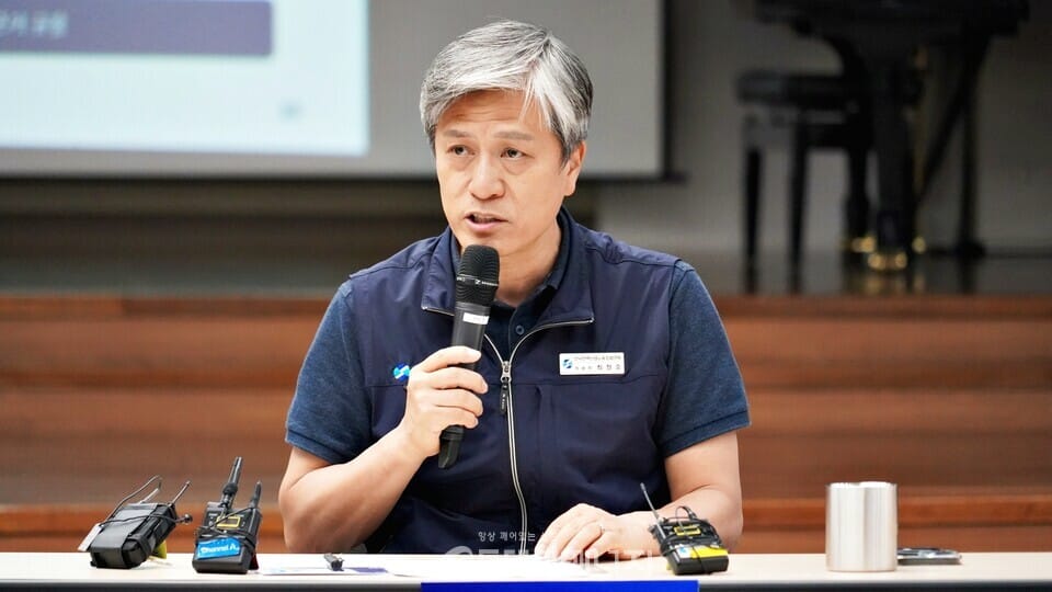 Choi Chul-ho, chairman of the National Federation of Power Industry Labor Unions, speaks at a meeting on power company integration plans.