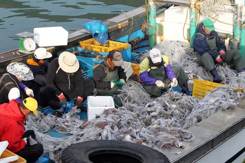 A fishing boat catching blue crabs off Daecheong Island (Incheon Today archive photo).