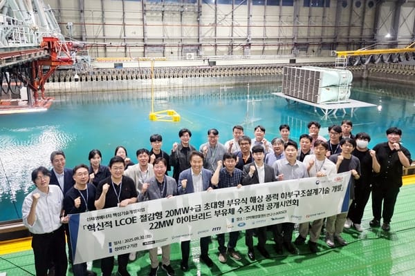Company officials from Daewoo Engineering and Construction and other companies are taking a commemorative photo at a demonstration event for a mega-sized floating body.