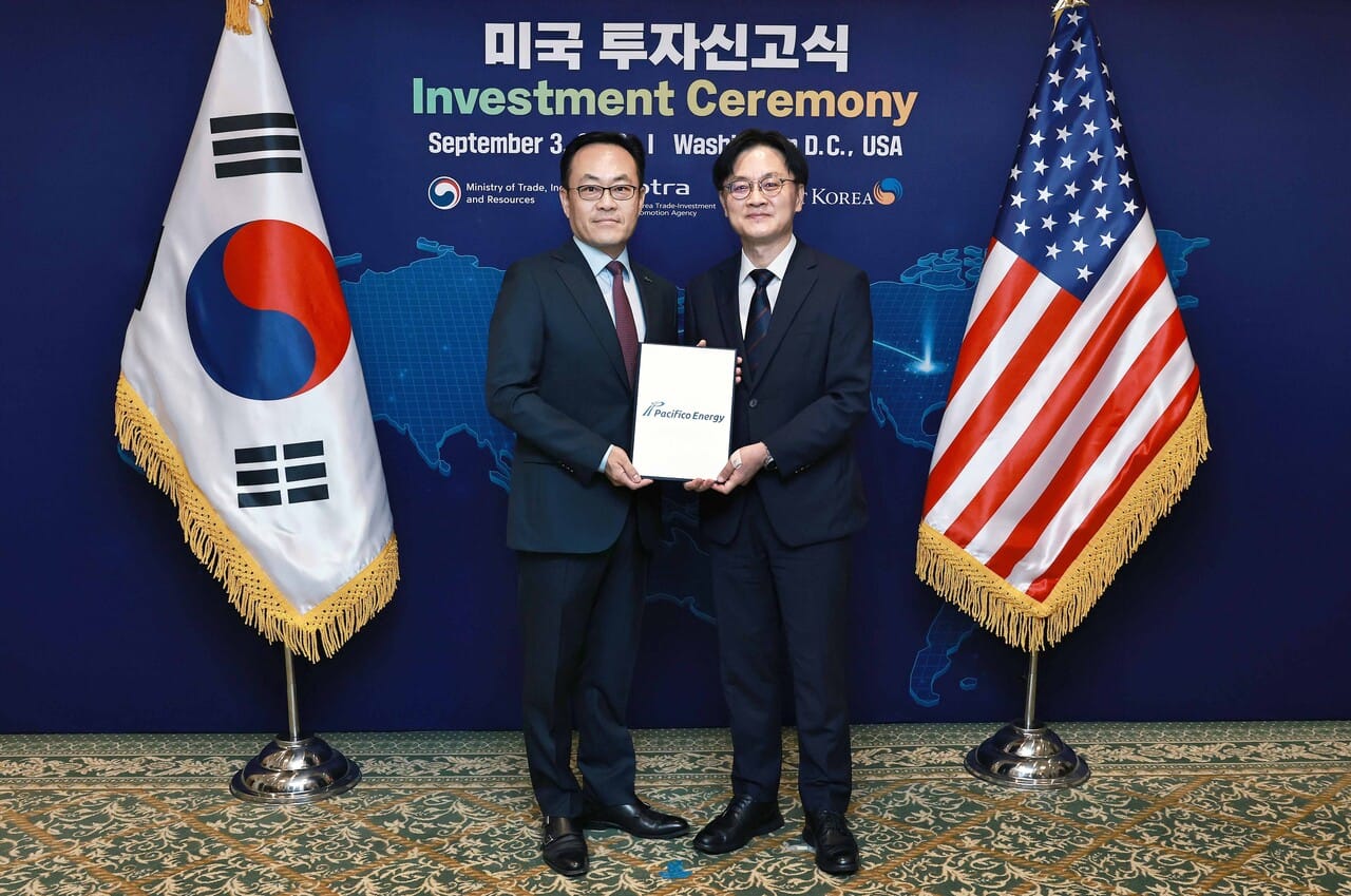 Industry Minister Kim Jung-gwan (right) and Persico Energy Global Offshore Wind Director and Korea Representative Choi Seung-ho (left) pose for a commemorative photo at a U.S. investment announcement ceremony.