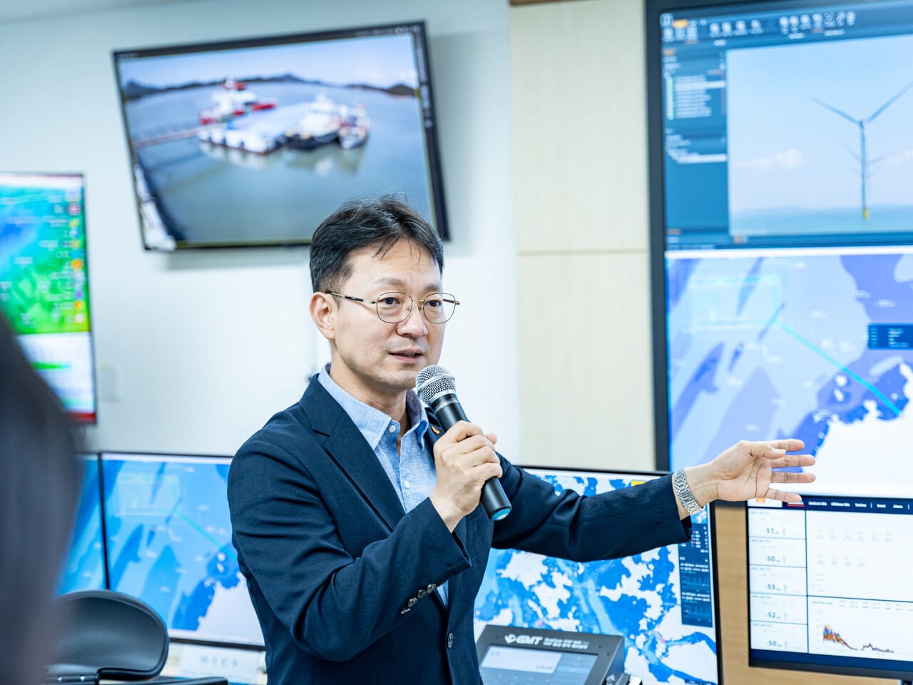 Kim Jin-chul, CEO of Jeonnam Offshore Wind, explains the operational status at the Saengkkeum Port O&M Center.