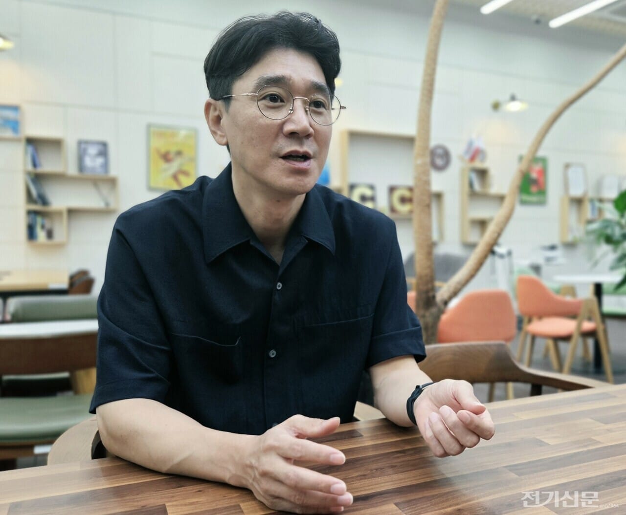 Ko Dong-hwi, a senior researcher at KIOST's Marine Space Development and Energy Research Division, explains the need for coexistence between offshore wind power and fisheries.