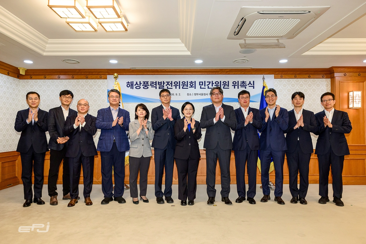 On September 2, participants at the commissioning ceremony for private committee members attend a commemorative photo session as the first meeting of the Offshore Wind Power Generation Committee is held.