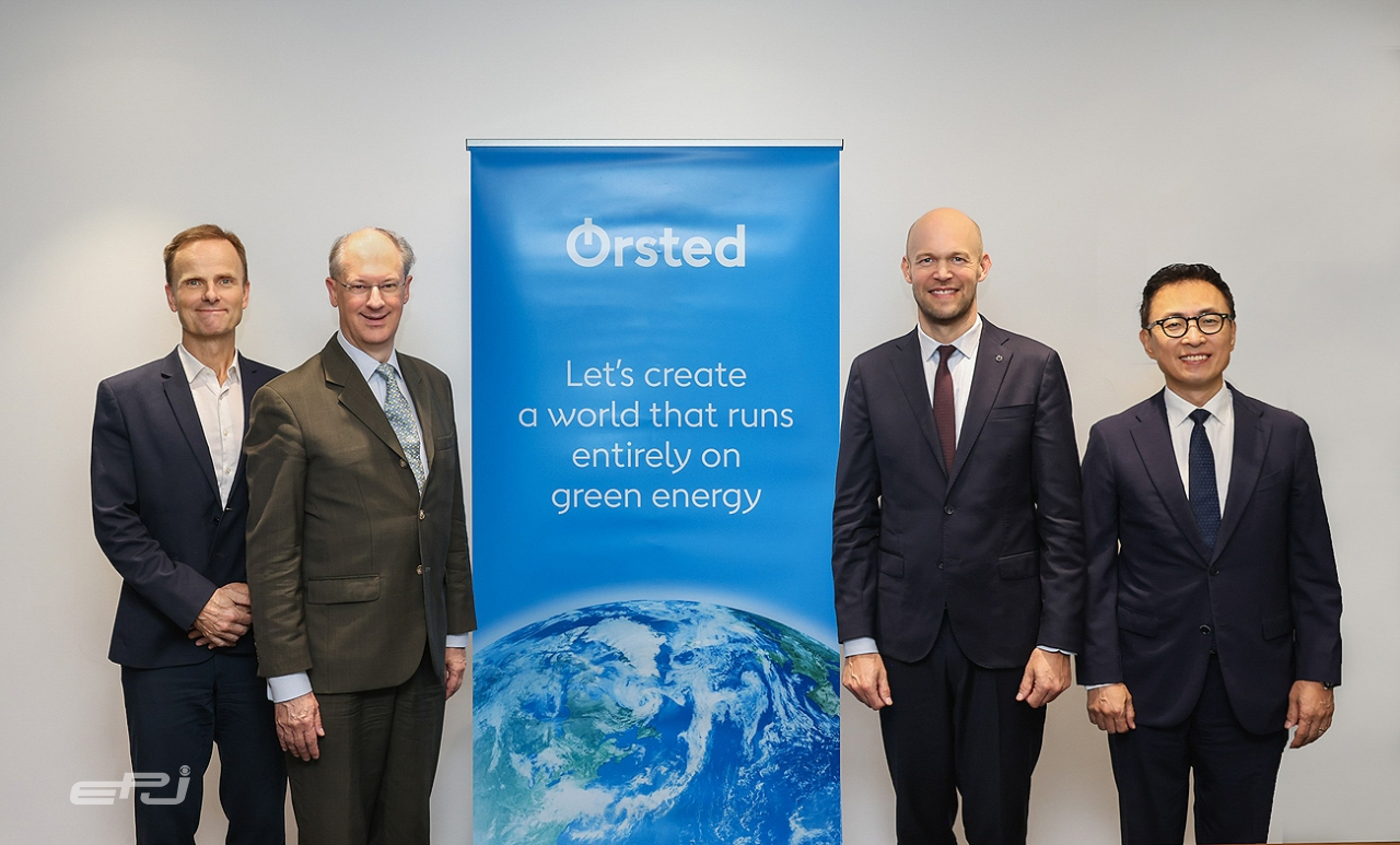 The CEO of Ørsted recently visited Korea for a commemorative photo with regional executives and representatives.