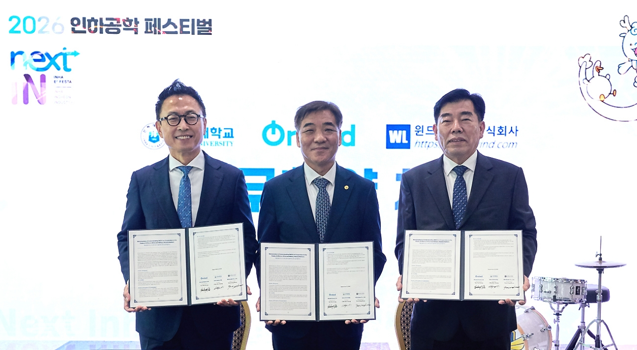 David Taeseung Yoo, Ørsted Korea representative, Choi Ki-young, Inha University president, and Yoon Jong-hwan, Windlake CEO (from left) are taking a commemorative photo after signing a business agreement to cooperate in offshore wind power and military-related fields.