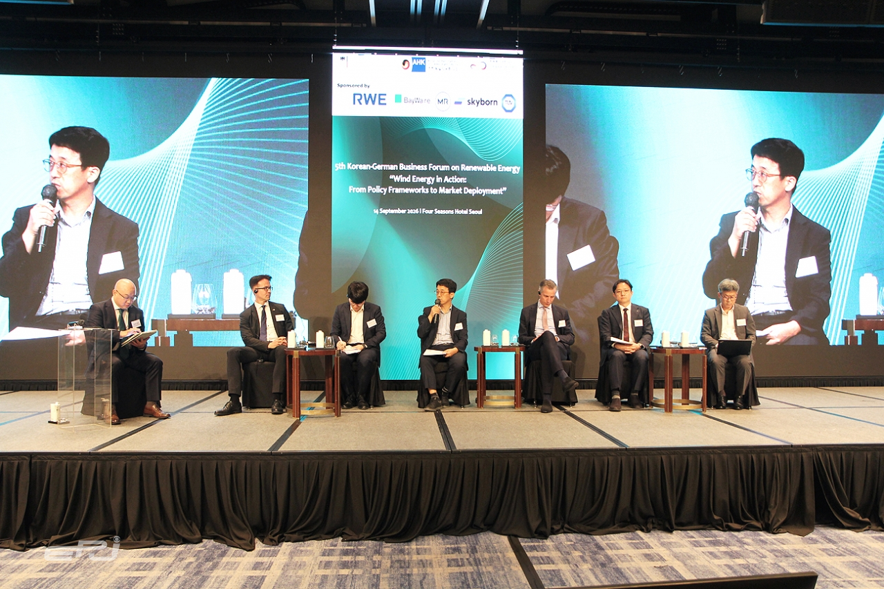 Panel discussion participants are sharing opinions on government-led offshore wind power distribution.