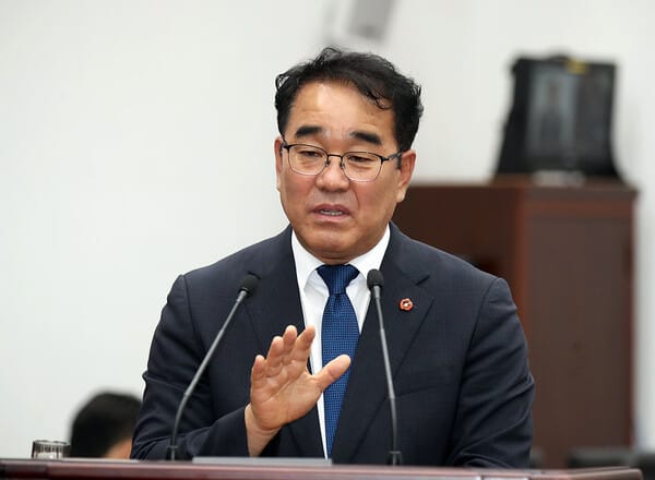 Rep. Kim Seung-jun is asking a question during the provincial administration inquiry on the 4th.