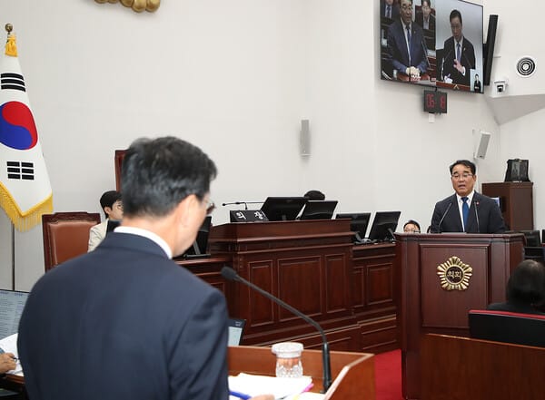 Representative Kim Seung-jun is asking a question about provincial administration on the 4th.