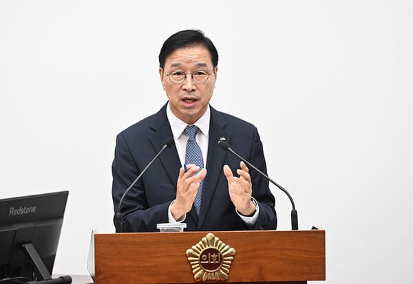 Governor Wi Sung-gon is answering a provincial administration question on the 4th.