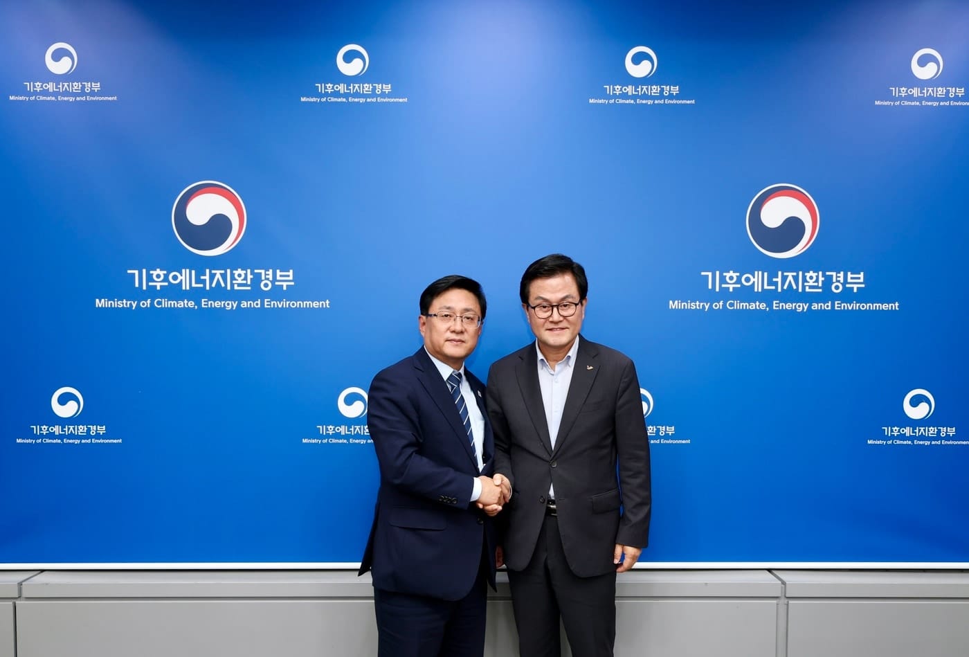 Eom Seung-yong, mayor of Boryeong City (right), and Kim Sung-hwan, minister of Climate, Energy and Environment.