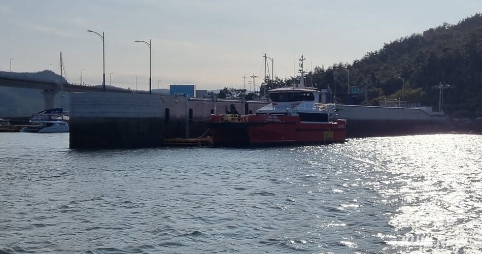 A moored offshore wind farm support vessel (CTV, Crew Transfer Vessel) is shown.