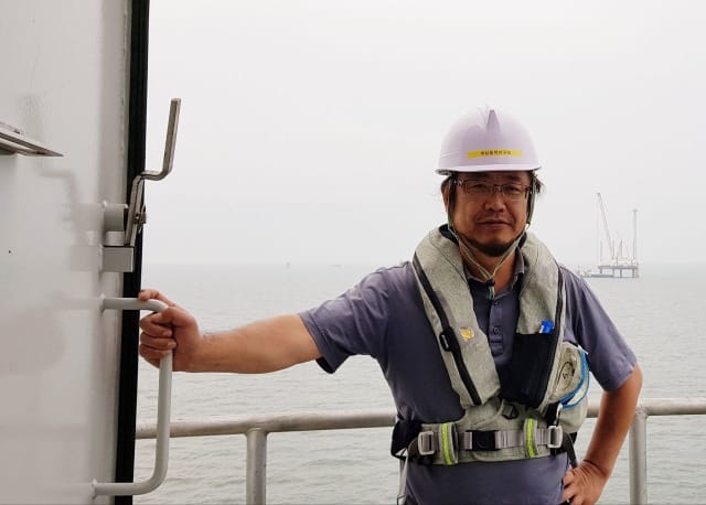 Former President Lee Jang-ho of Kunsan National University stands next to a structure installed at the Maldo offshore demonstration complex in front of Gunsan, Jeollabuk-do.