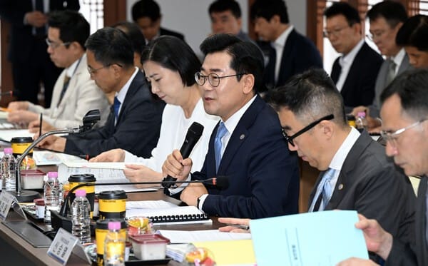 Mayor Park Chan-dae explains his campaign pledges and local issues at the Incheon City-Democratic Party Incheon City Committee policy consultation meeting held on August 31st.