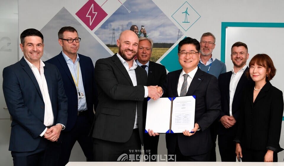 Iljin Electric CEO Sang-seok Yu (right) takes a commemorative photo after completing a contract signing ceremony in the UK on October 1.