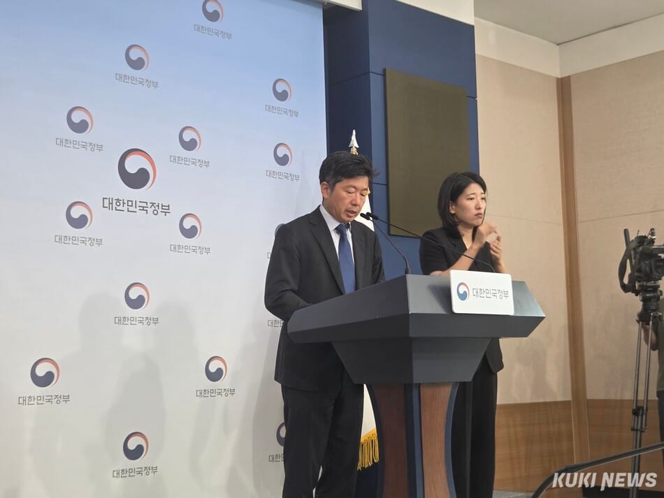 Lee Jae-sik, director of power grid policy at MCEE, answers questions during a briefing on "power grid innovation measures" held at the Government Seoul Building on September 29.