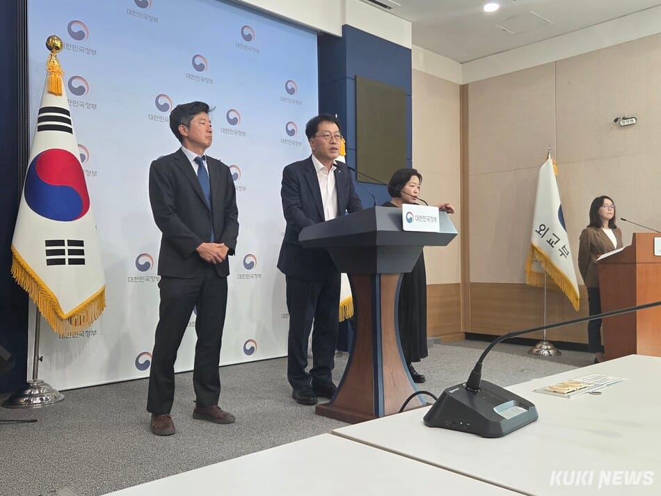 A KEPCO official explains the details of the 'Power Grid Innovation Plan' at a briefing held at the Government Seoul Building on September 29.